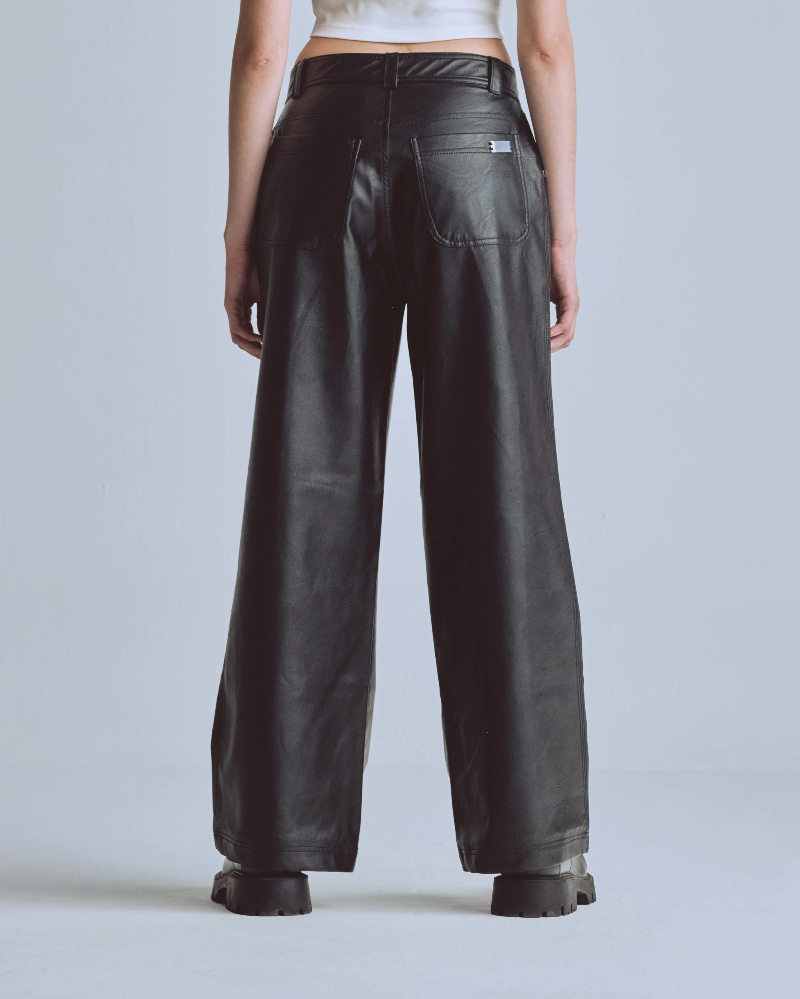 W Capsule Basic Pleather Wide Jeans Black - Image 7